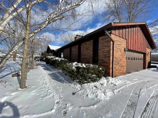 668 W Crest Lane, South Lyon, MI 48178