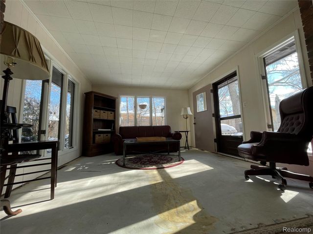 668 W Crest Lane, South Lyon, MI 48178