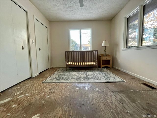 668 W Crest Lane, South Lyon, MI 48178