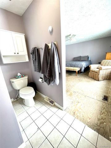 668 W Crest Lane, South Lyon, MI 48178