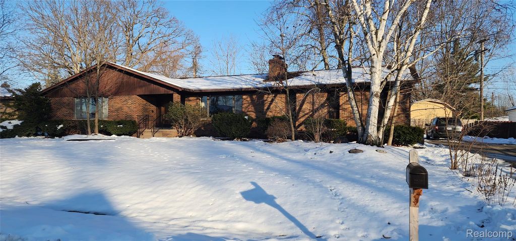 668 W Crest Lane, South Lyon, MI 48178