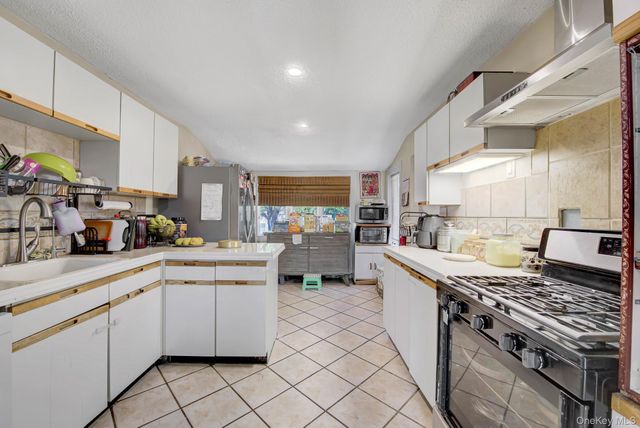211 Cantiague Rock Road, Westbury, NY 11590