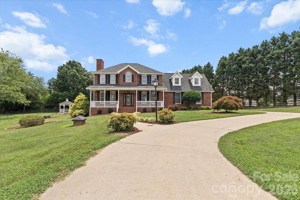 136 Summerchase Lane, Mooresville, NC 28117