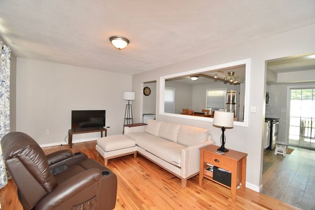 3 Vineland Ave, East Longmeadow, MA 01028
