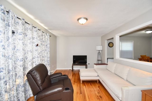 3 Vineland Ave, East Longmeadow, MA 01028