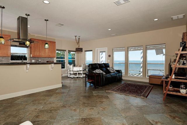 3723 Bayshore Drive, Bacliff, TX 77518