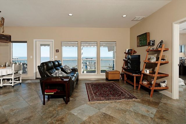 3723 Bayshore Drive, Bacliff, TX 77518