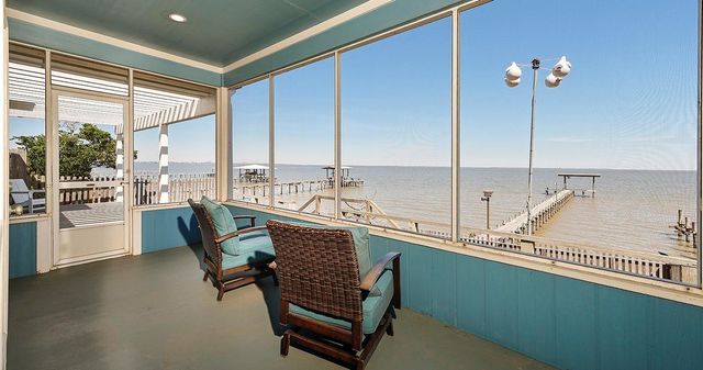 3723 Bayshore Drive, Bacliff, TX 77518