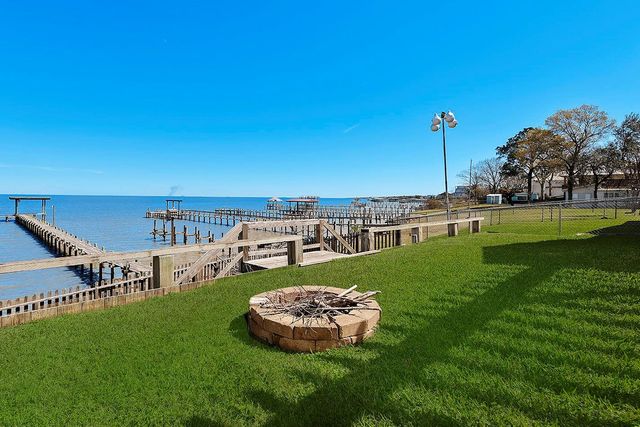 3723 Bayshore Drive, Bacliff, TX 77518