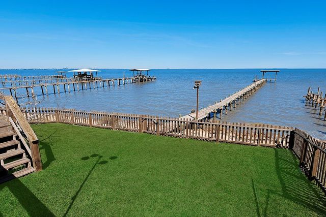 3723 Bayshore Drive, Bacliff, TX 77518
