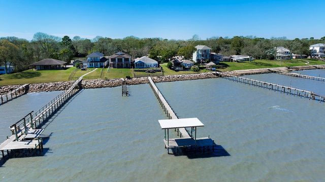 3723 Bayshore Drive, Bacliff, TX 77518