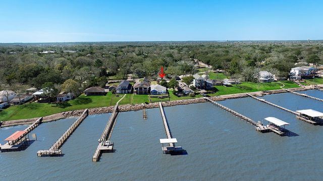 3723 Bayshore Drive, Bacliff, TX 77518