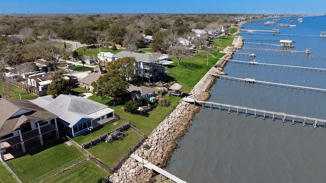 3723 Bayshore Drive, Bacliff, TX 77518