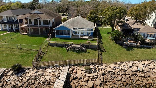 3723 Bayshore Drive, Bacliff, TX 77518