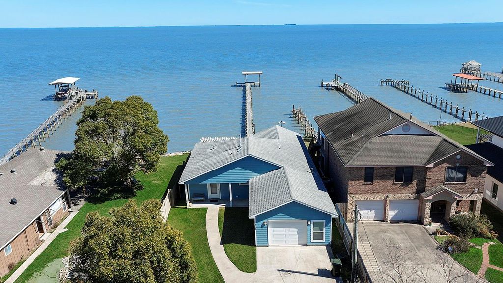 3723 Bayshore Drive, Bacliff, TX 77518
