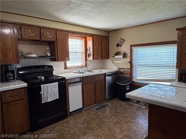 211 E Woodson Avenue, Bonanza, AR 72916