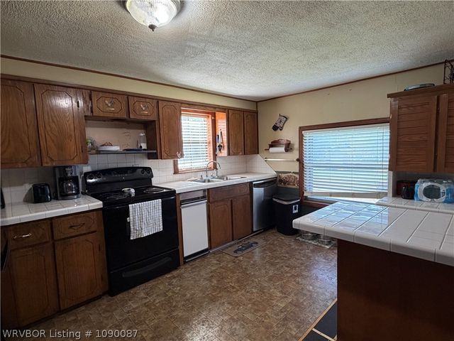 211 E Woodson Avenue, Bonanza, AR 72916