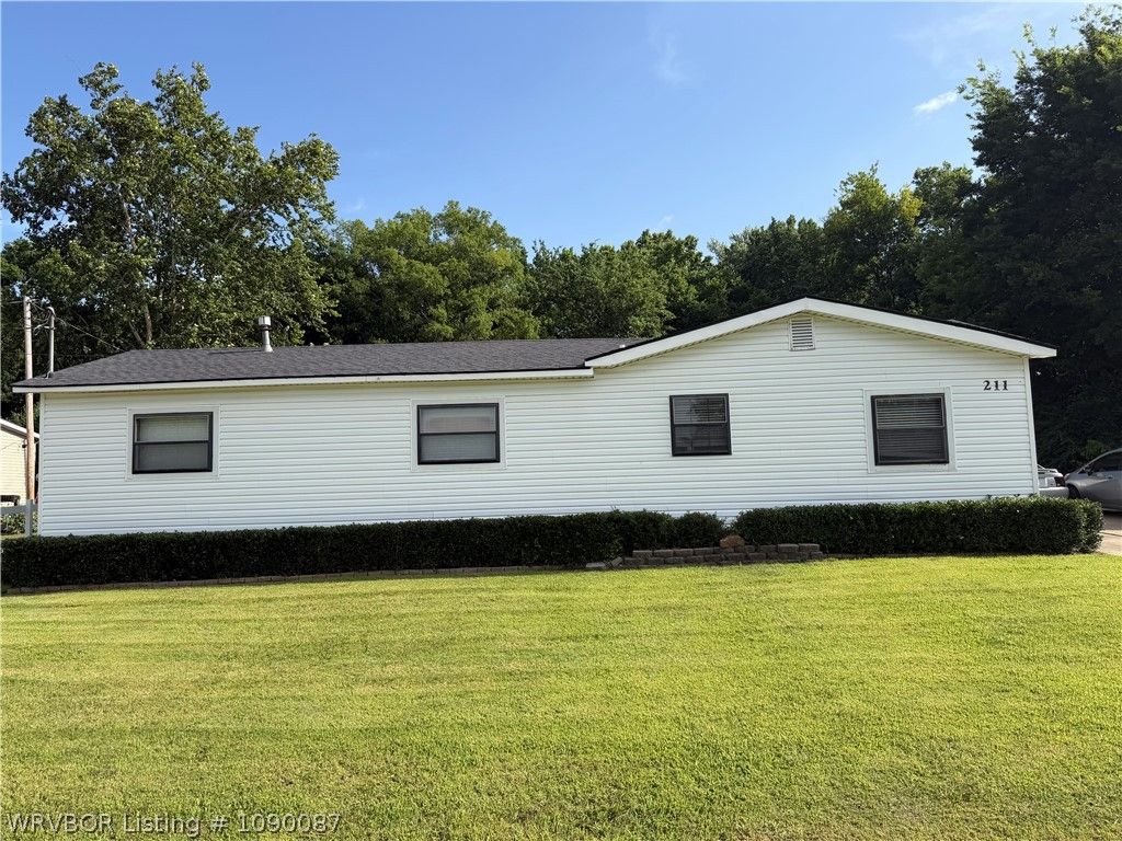 211 E Woodson Avenue, Bonanza, AR 72916