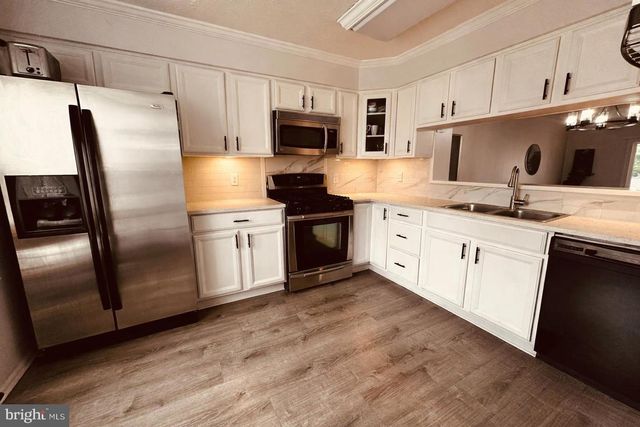 8 WAGON WHEEL DR, Sicklerville, NJ 08081