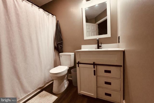 8 WAGON WHEEL DR, Sicklerville, NJ 08081