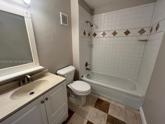 8020 Fairview Dr 301, Tamarac, FL 33321