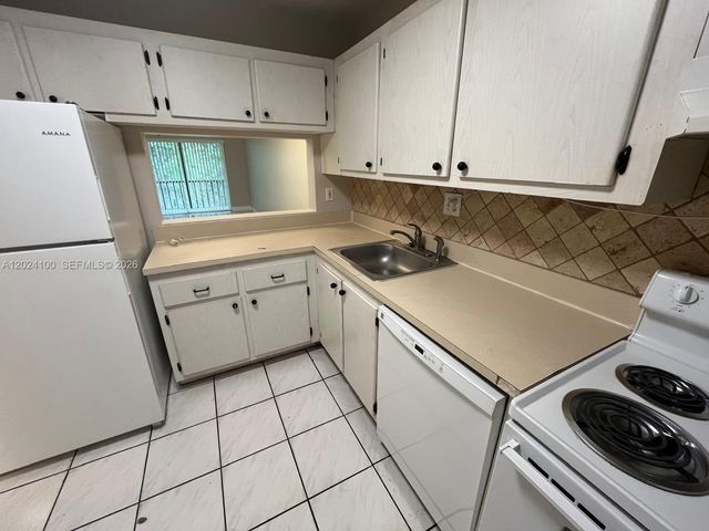 8020 Fairview Dr 301, Tamarac, FL 33321