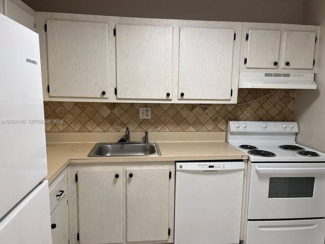 8020 Fairview Dr 301, Tamarac, FL 33321