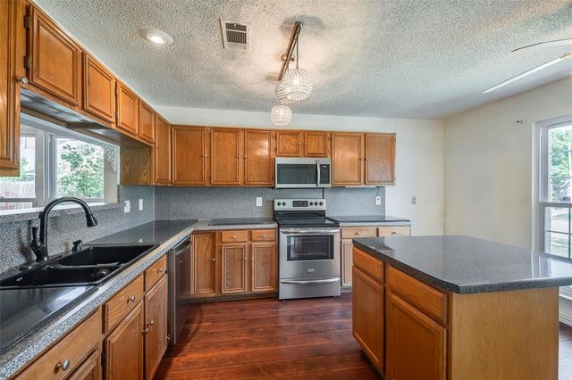 6304 Brookcrest Drive, Arlington, TX 76018