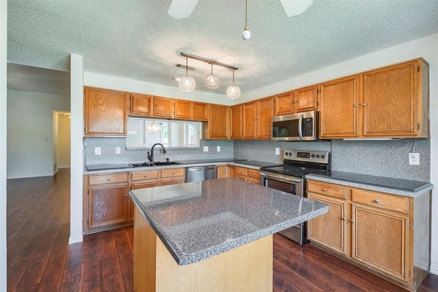 6304 Brookcrest Drive, Arlington, TX 76018