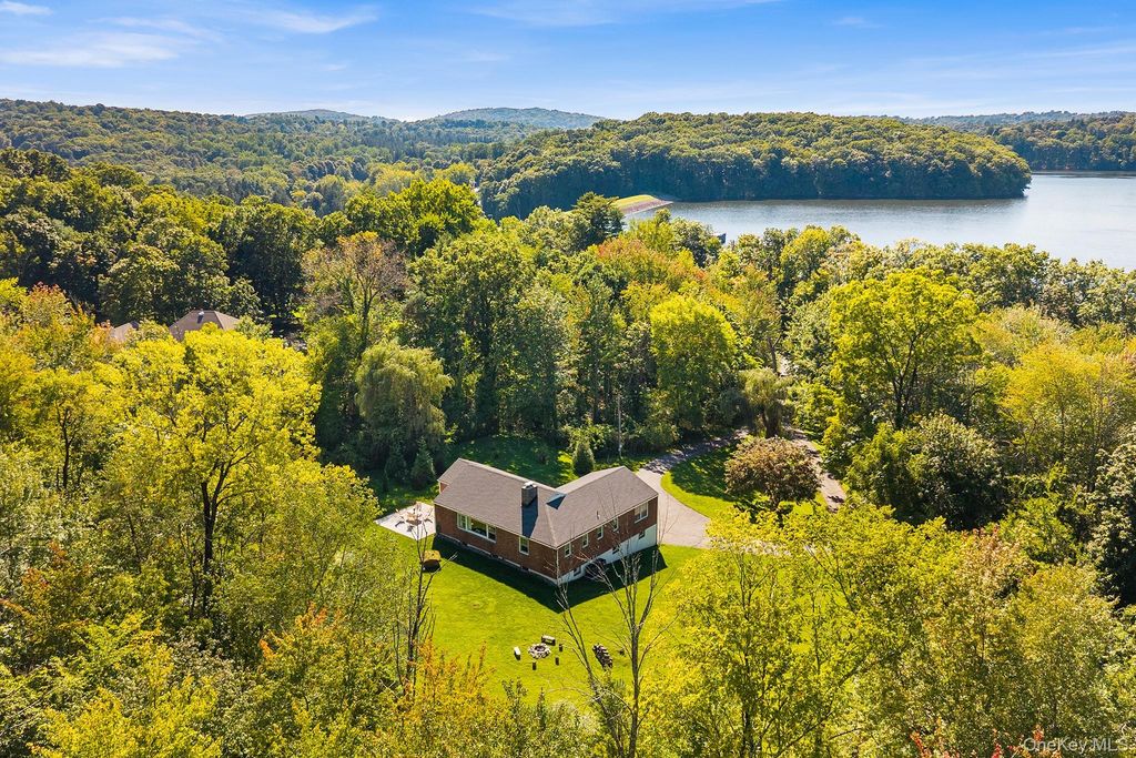 14 Lake Road, Katonah, NY 10536 — exterior