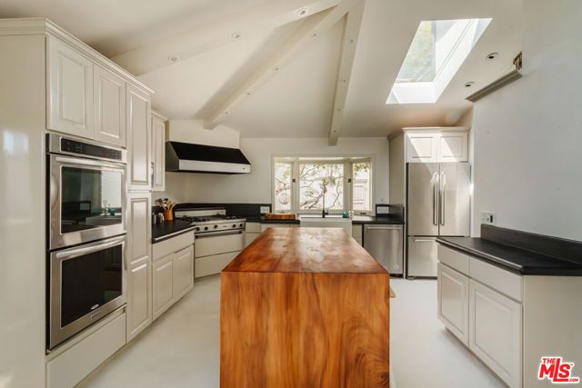8706 Sunset Plaza Place, Los Angeles, CA 90069