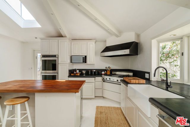 8706 Sunset Plaza Place, Los Angeles, CA 90069