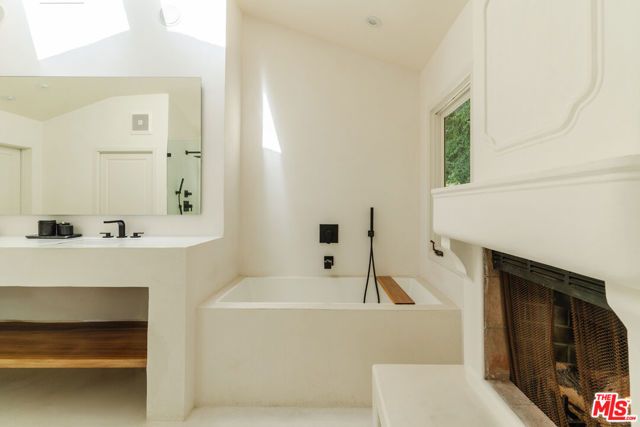 8706 Sunset Plaza Place, Los Angeles, CA 90069