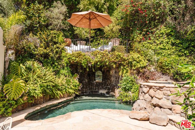 8706 Sunset Plaza Place, Los Angeles, CA 90069