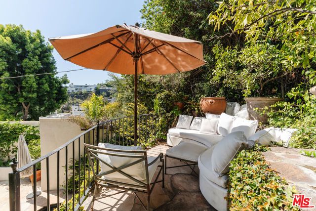 8706 Sunset Plaza Place, Los Angeles, CA 90069