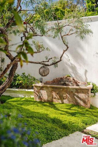 8706 Sunset Plaza Place, Los Angeles, CA 90069
