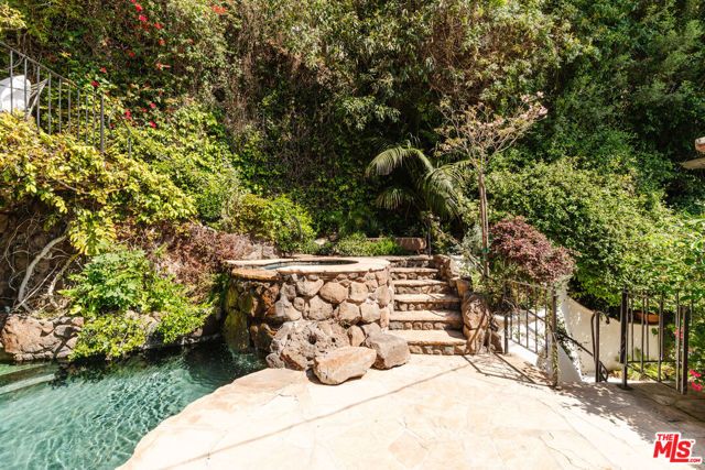 8706 Sunset Plaza Place, Los Angeles, CA 90069