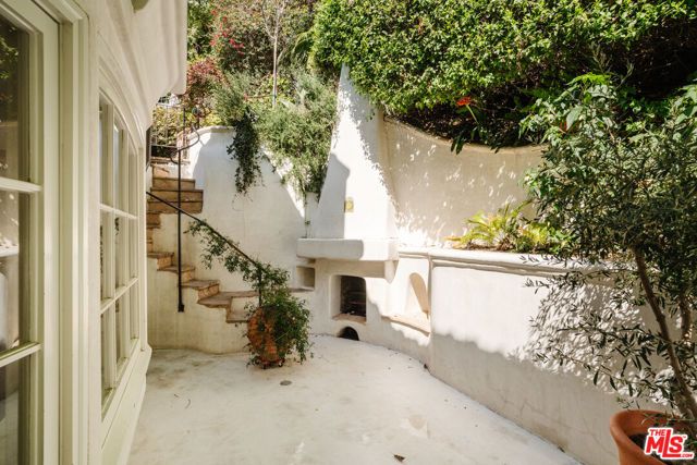 8706 Sunset Plaza Place, Los Angeles, CA 90069