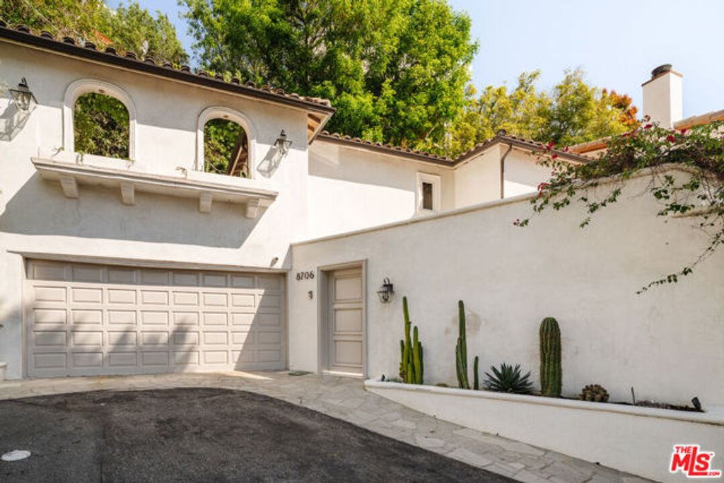 8706 Sunset Plaza Place, Los Angeles, CA 90069
