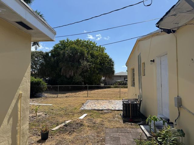 958 W 4th Street, Riviera Beach, FL 33404