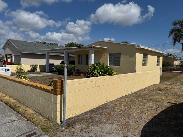 958 W 4th Street, Riviera Beach, FL 33404