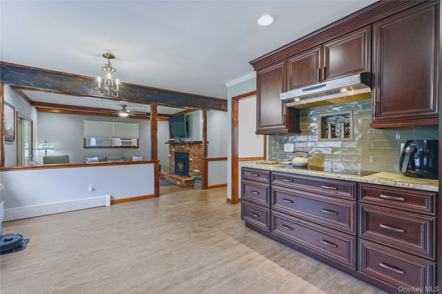 27 Bobolink Lane, Salt Point, NY 12578