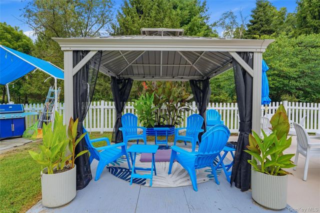 27 Bobolink Lane, Salt Point, NY 12578