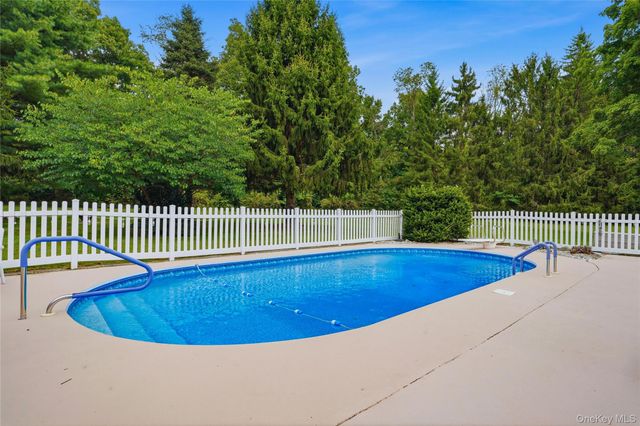 27 Bobolink Lane, Salt Point, NY 12578