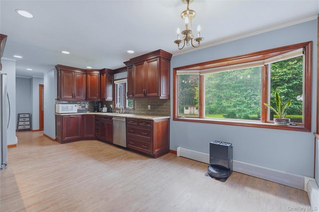 27 Bobolink Lane, Salt Point, NY 12578