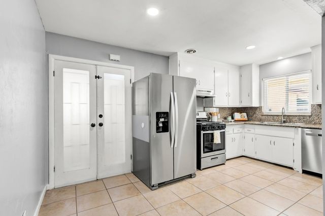4960 Bradford Dr, Sacramento, CA 95820