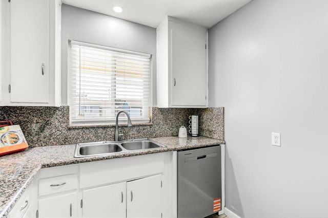 4960 Bradford Dr, Sacramento, CA 95820