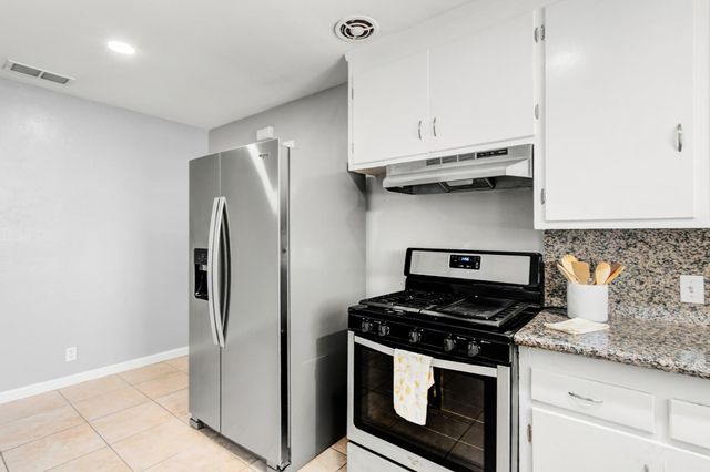4960 Bradford Dr, Sacramento, CA 95820