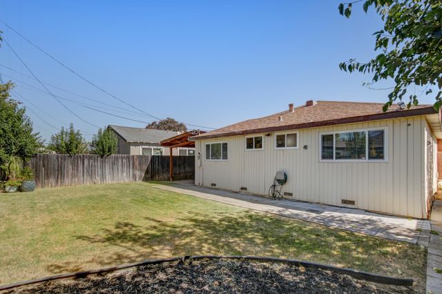 4960 Bradford Dr, Sacramento, CA 95820