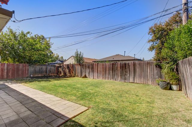 4960 Bradford Dr, Sacramento, CA 95820